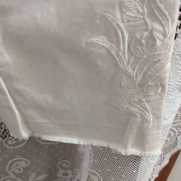 The‎ Loft Women"s size 4 cream crop pants floral embroidery cuffed leg - Picture 3 of 9